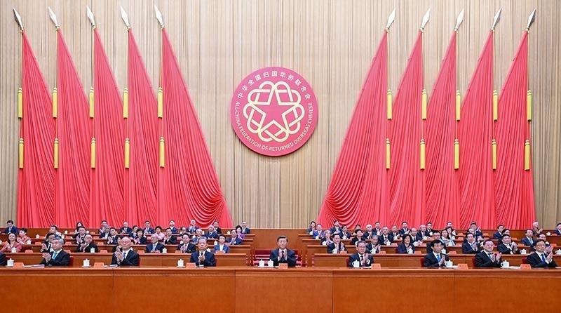 2023年8月31日，第十一次全國(guó)歸僑僑眷代表大會(huì)在北京人民大會(huì)堂開(kāi)幕。習(xí)近平等黨和國(guó)家領(lǐng)導(dǎo)人到會(huì)祝賀