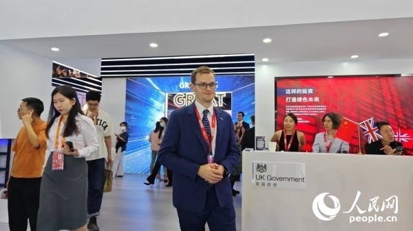 9月2日，英國(guó)館館長(zhǎng)、英國(guó)商業(yè)貿(mào)易部市場(chǎng)推廣主管康鵬接受人民網(wǎng)記者采訪。人民網(wǎng)記者 趙雯博攝