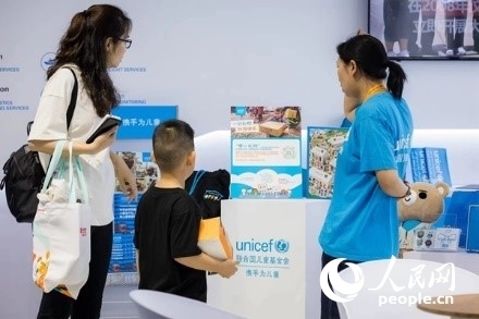 9月2日，觀眾駐足聯(lián)合國(guó)兒童基金會(huì)展館。圖片由聯(lián)合國(guó)兒童基金會(huì)提供
