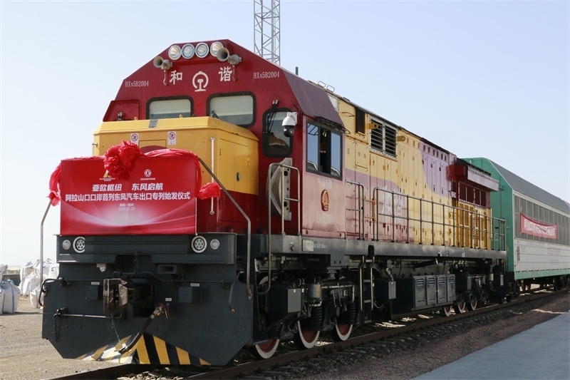 阿拉山口口岸首列東風(fēng)汽車(chē)出口專(zhuān)列發(fā)車(chē)。 博州融媒體中心供圖