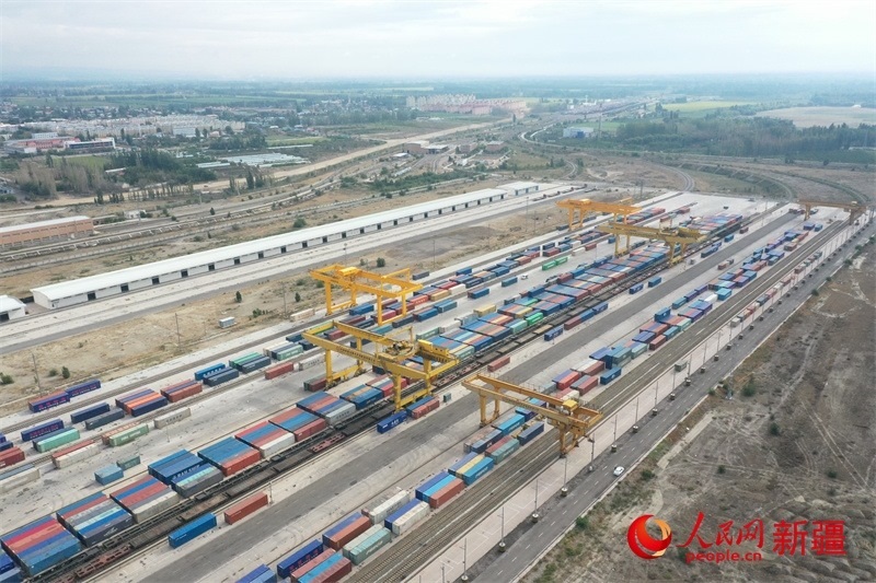 8月8日，在霍爾果斯口岸換裝廠區(qū)，工人正在進(jìn)行吊箱作業(yè)。 人民網(wǎng)記者 張力洋攝