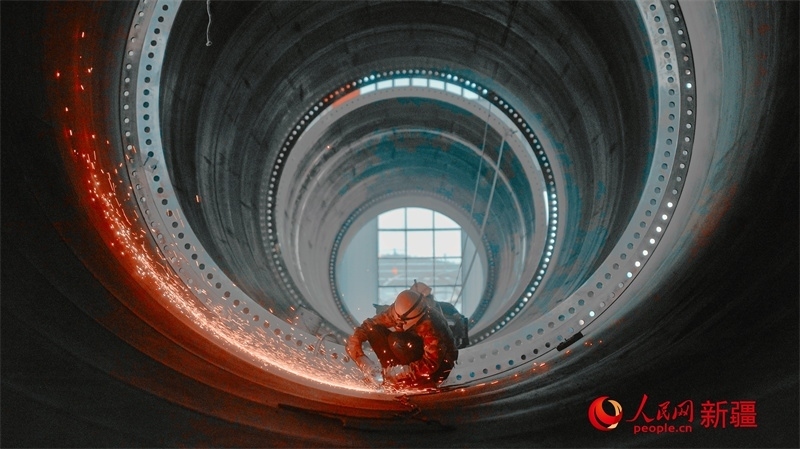 中國(guó)水利水電四局（塔城）裝備制造基地，工人們正在開(kāi)展作業(yè)。 人民網(wǎng) 李欣洋攝