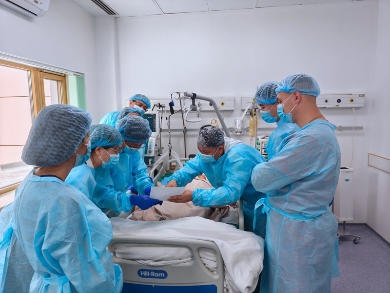 中哈專(zhuān)家團(tuán)隊(duì)完成哈國(guó)首例離體肝切和自體肝移植術(shù)。 新疆醫(yī)科大學(xué)第一附屬醫(yī)院供圖