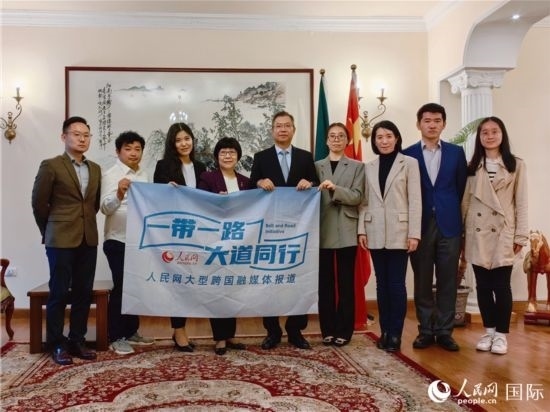 胡長春大使、駐非盟使團(tuán)工作人員與人民網(wǎng)記者合影。