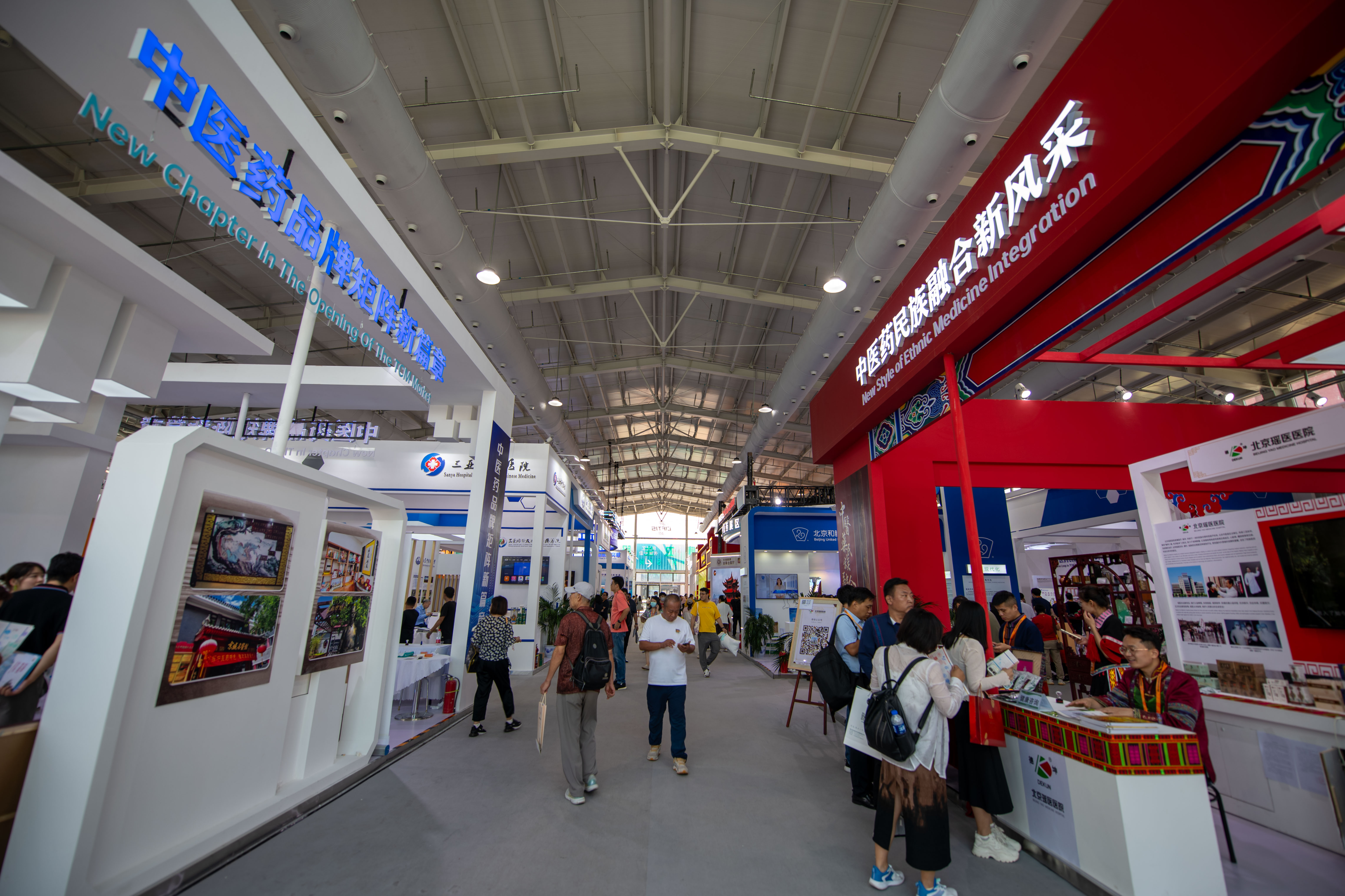 在位于首鋼園的健康衛(wèi)生服務展區(qū)，觀眾正在參觀。人民網(wǎng)記者 翁奇羽攝