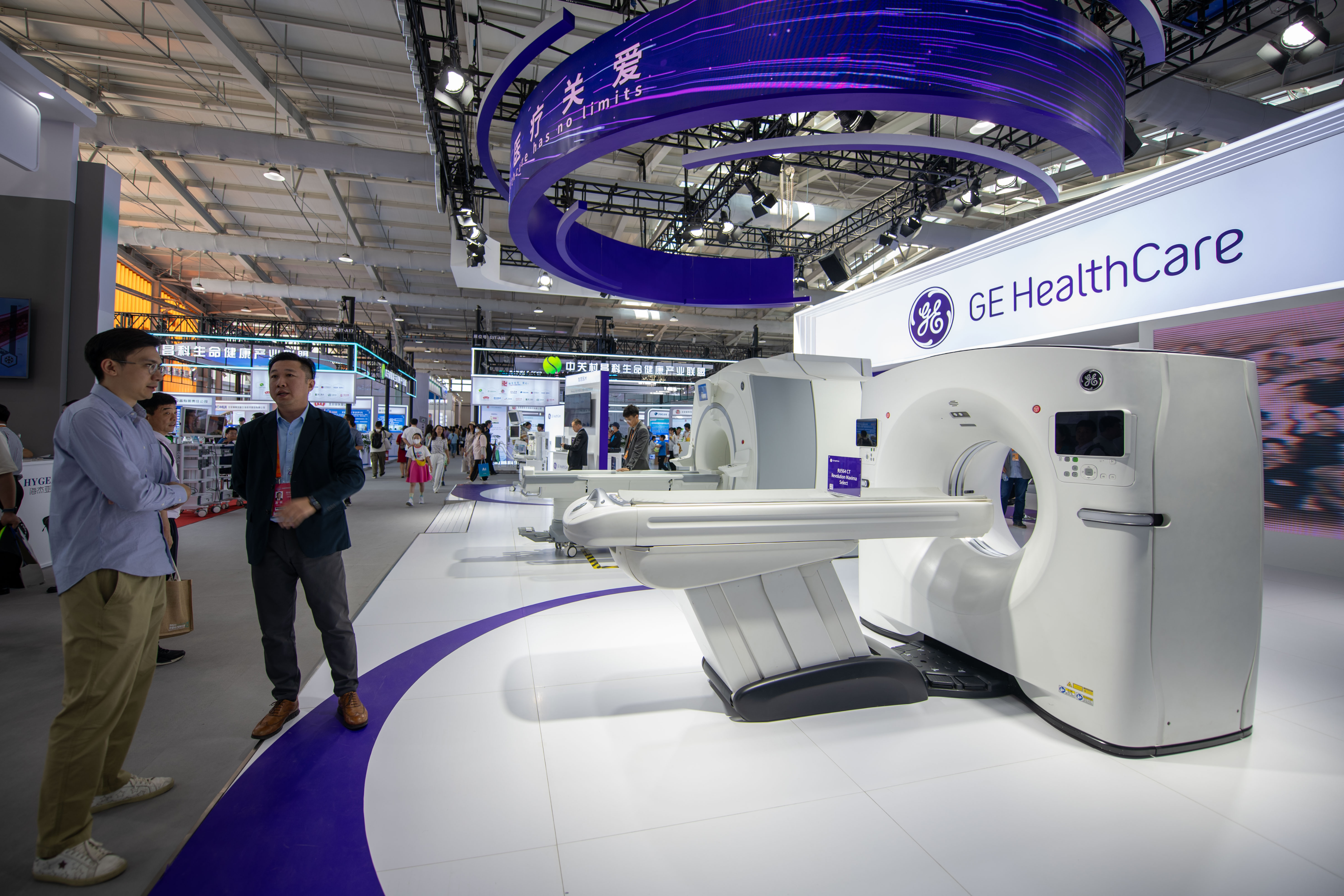 9月3日，在位于首鋼園的健康衛(wèi)生服務展區(qū)，觀眾正在參觀GE展臺。人民網(wǎng)記者 翁奇羽攝