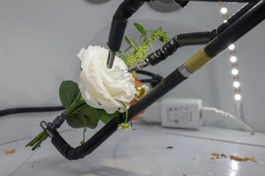 9月4日，在服貿(mào)會(huì)首鋼園區(qū)北京友誼醫(yī)院展臺(tái)，圖邁單臂腔鏡手術(shù)機(jī)器人用手術(shù)線打結(jié)。新華社記者 張玉薇 攝