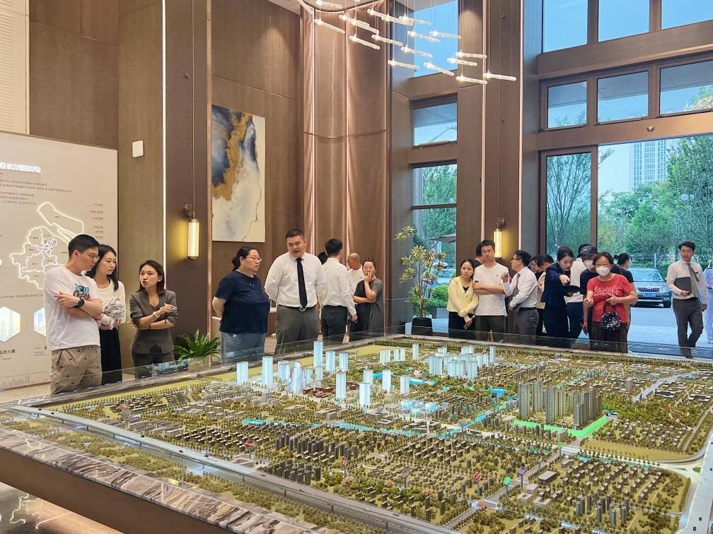 上海普陀金茂府項(xiàng)目，周末咨詢者眾多。新華社記者鄭鈞天 攝