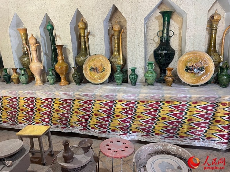 游客制作土陶體驗區(qū)。人民網(wǎng)記者 常雪梅攝