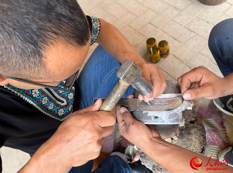 手工制作英吉沙小刀。人民網(wǎng)記者 常雪梅攝