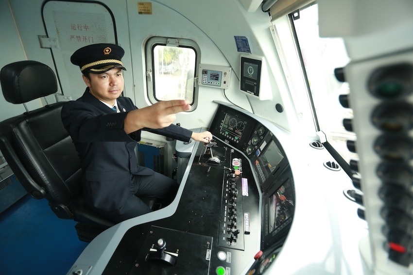 發(fā)車前，仲俊斕確認儀表、指示燈狀態(tài)正常。成都機務段供圖