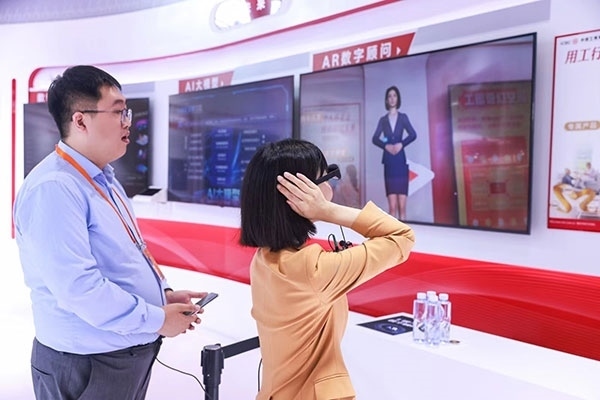 在工商銀行展臺，數(shù)字員工“工曉伴”與觀展游客互動。受訪者供圖