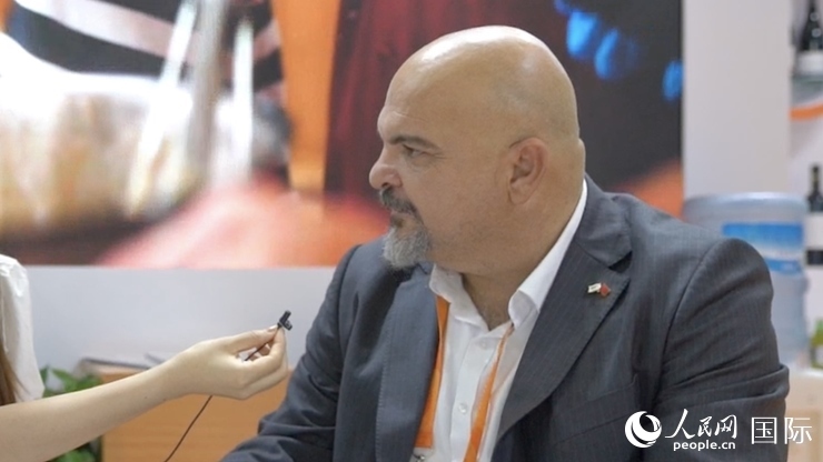 塞浦路斯首席經(jīng)濟(jì)商務(wù)參贊歐陽路接受記者采訪。人民網(wǎng) 王禹蘅攝