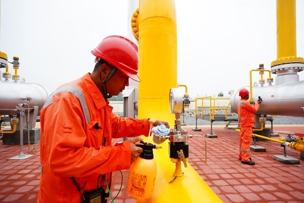 西氣東輸湖廣輸氣分公司員工在投產(chǎn)現(xiàn)場進(jìn)行天然氣驗(yàn)漏檢測。唐瑋峰攝