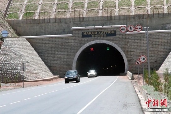 連接塔吉克斯坦南北的重要隧道之一哈特隆隧道由中國路橋承建，是塔國南北公路交通的重要干線道路，對促進塔吉克斯坦南北交流和國民經(jīng)濟發(fā)展具有重要意義。田冰攝