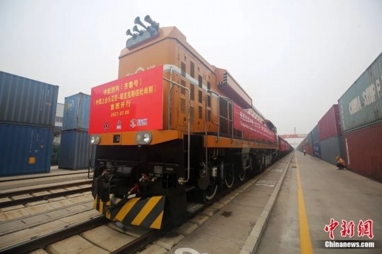 2021年7月5日，中國—上海合作組織地方經(jīng)貿(mào)合作示范區(qū)（簡稱“上合示范區(qū)”）前往塔吉克斯坦首都杜尚別的首班中歐班列（齊魯號）“上合快線”發(fā)出，從上合示范區(qū)青島多式聯(lián)運中心啟程，為中國及日本、韓國等周邊國家和地區(qū)與塔吉克斯坦經(jīng)貿(mào)往來提供了全新的物流解決方案。胡耀杰 攝