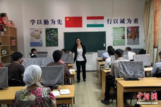 2014年，塔吉克斯坦國立民族大學的孔子學院內(nèi)，教師正在為塔吉克斯坦學生授課。田冰 攝