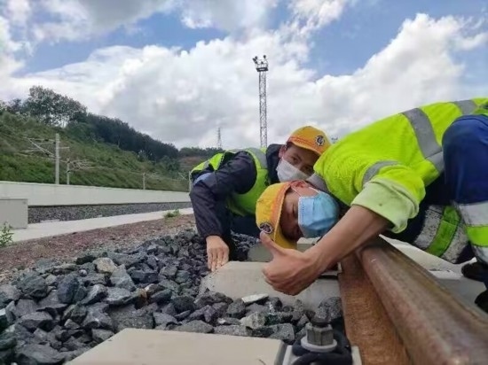 佟郎（左）正在檢修鐵路。受訪者供圖