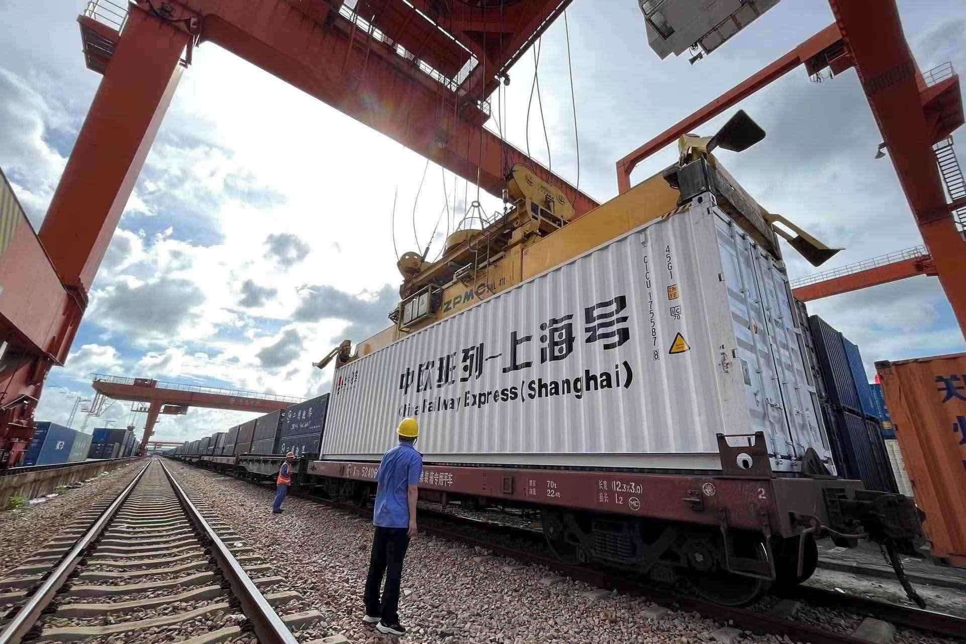 鐵路上海貨運中心閔行站貨場內(nèi)，吊機在貨運員的監(jiān)裝下進行裝車落箱作業(yè)。人民網(wǎng) 皇甫萬里攝