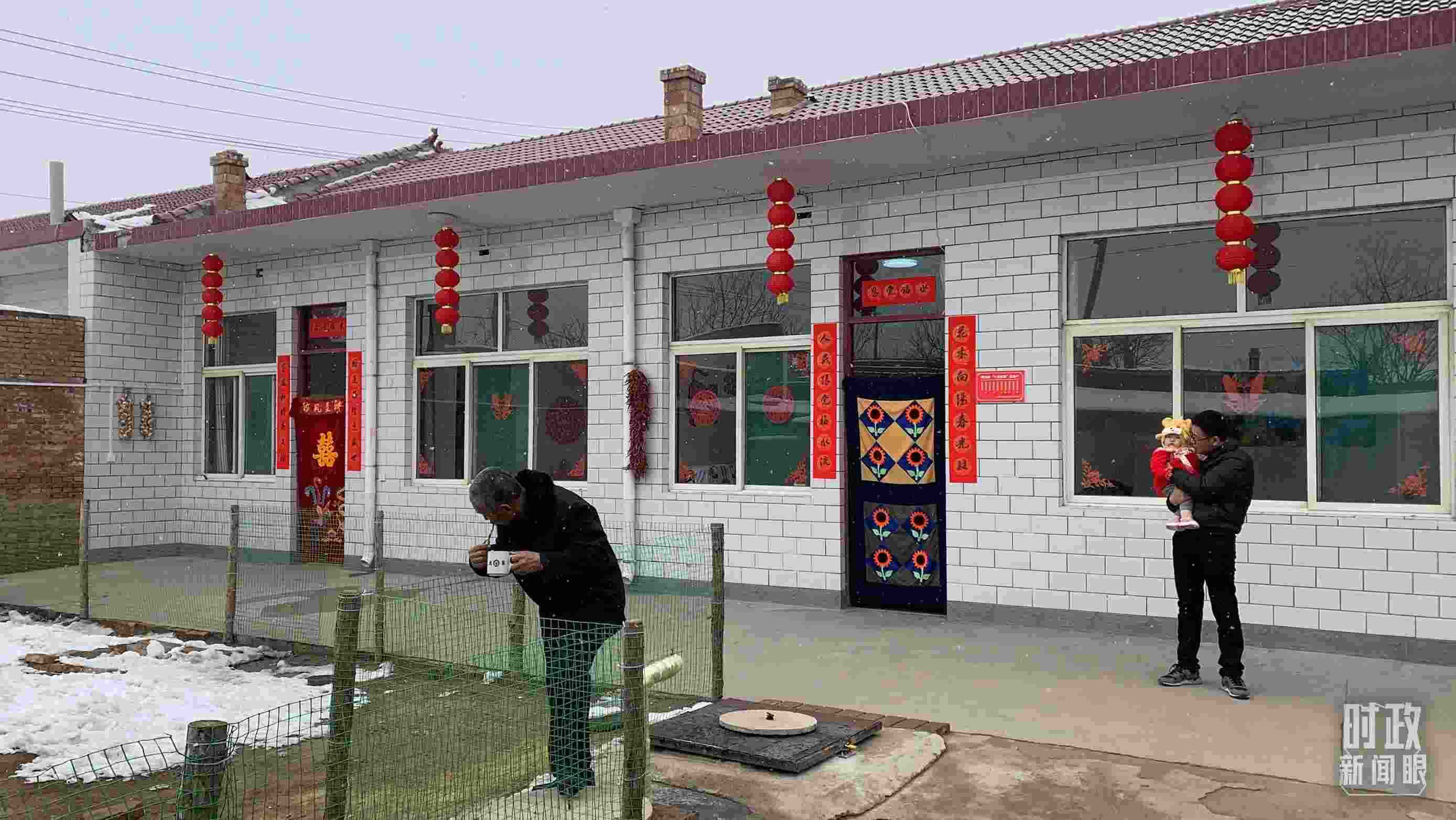 △ 當(dāng)年春節(jié)來臨之前，馮南垣村受災(zāi)村民全部搬進(jìn)了新家。（總臺央視記者段德文拍攝）