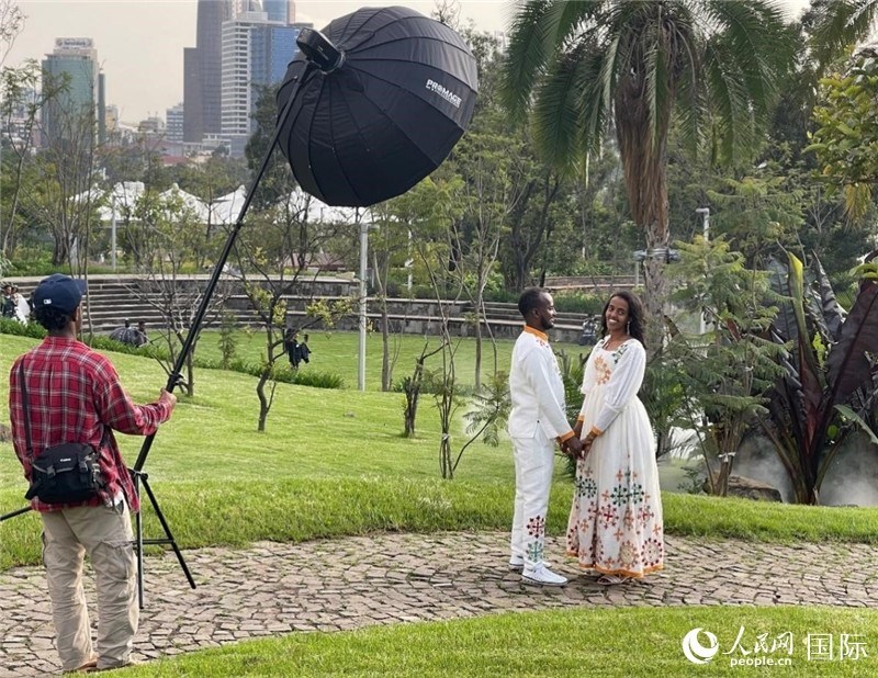 一對新人在友誼廣場拍照。人民網(wǎng)記者 趙艷紅攝