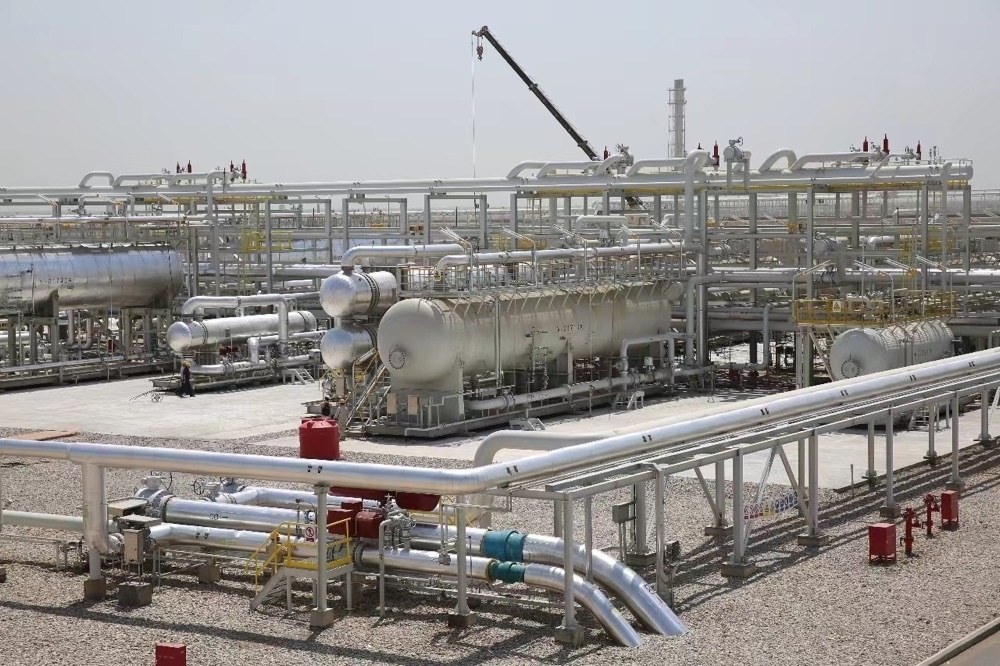 圖為位于伊拉克米桑省阿瑪拉市，由中國石油、道達(dá)爾、馬來西亞石油合資建設(shè)的哈法亞油田油氣處理站。中國石油哈法亞公司/供圖