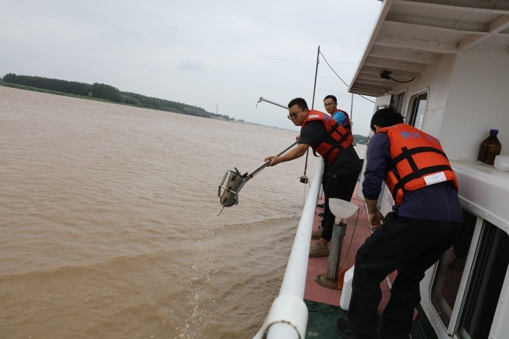 2023年6月29日，調(diào)水調(diào)沙期間，黃河下游利津水文站工作人員在進(jìn)行取沙作業(yè)。新華社記者 劉詩平 攝