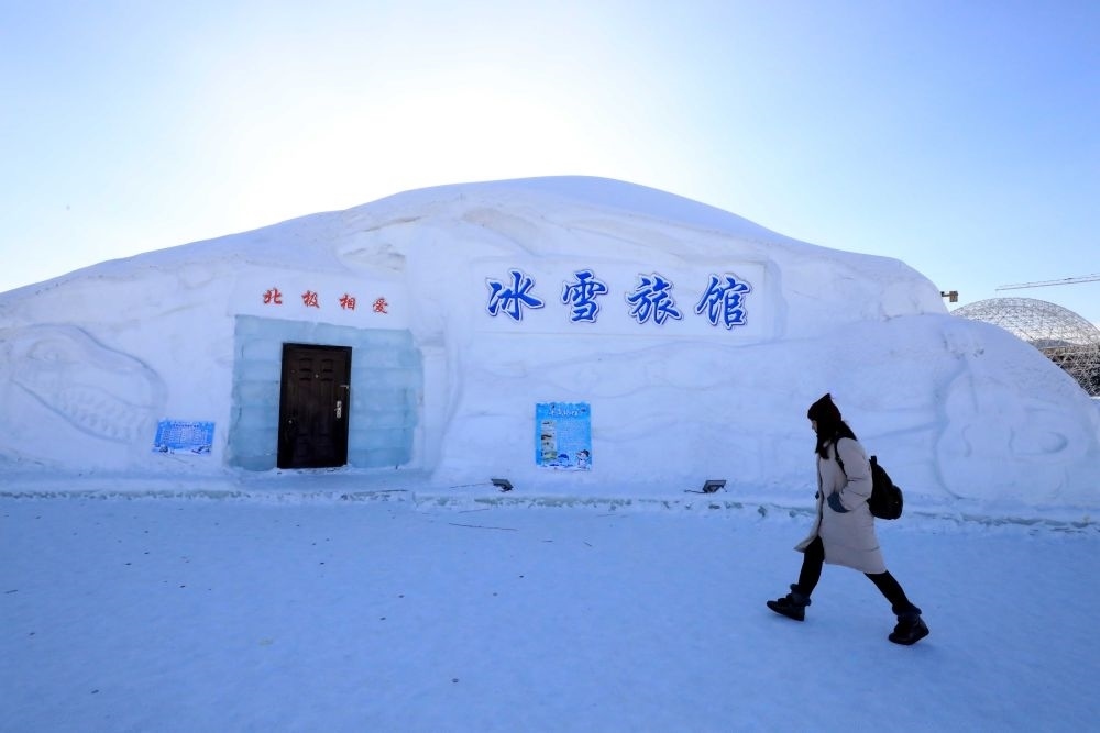 游客從北極村冰雪旅館的一個(gè)房間前走過（2018年1月31日攝）。