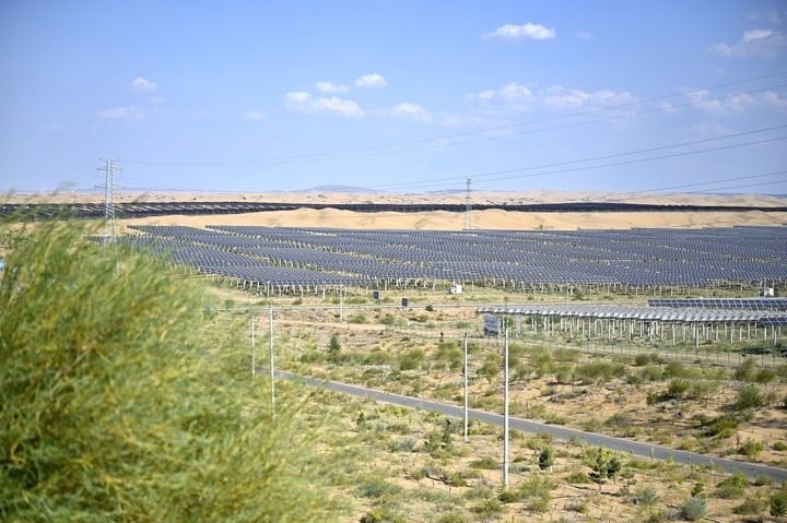 這是2023年8月24日拍攝的內(nèi)蒙古鄂爾多斯市達(dá)拉特光伏基地。新華社記者 賀書琛 攝