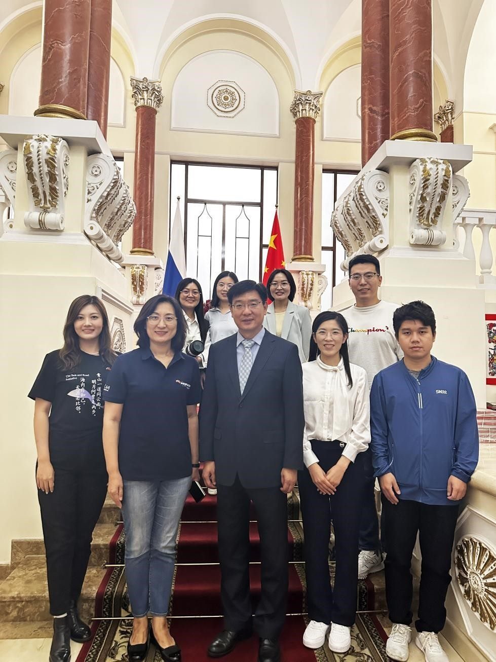 中國(guó)駐俄羅斯大使館公使銜文化參贊、莫斯科中國(guó)文化中心主任封立濤（前排中）與人民網(wǎng)記者合影。