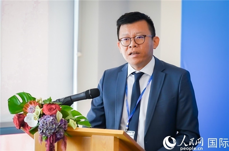 圖為中遠海運(歐洲)公司副總裁李震宇致辭。人民網(wǎng) 郭錦標攝