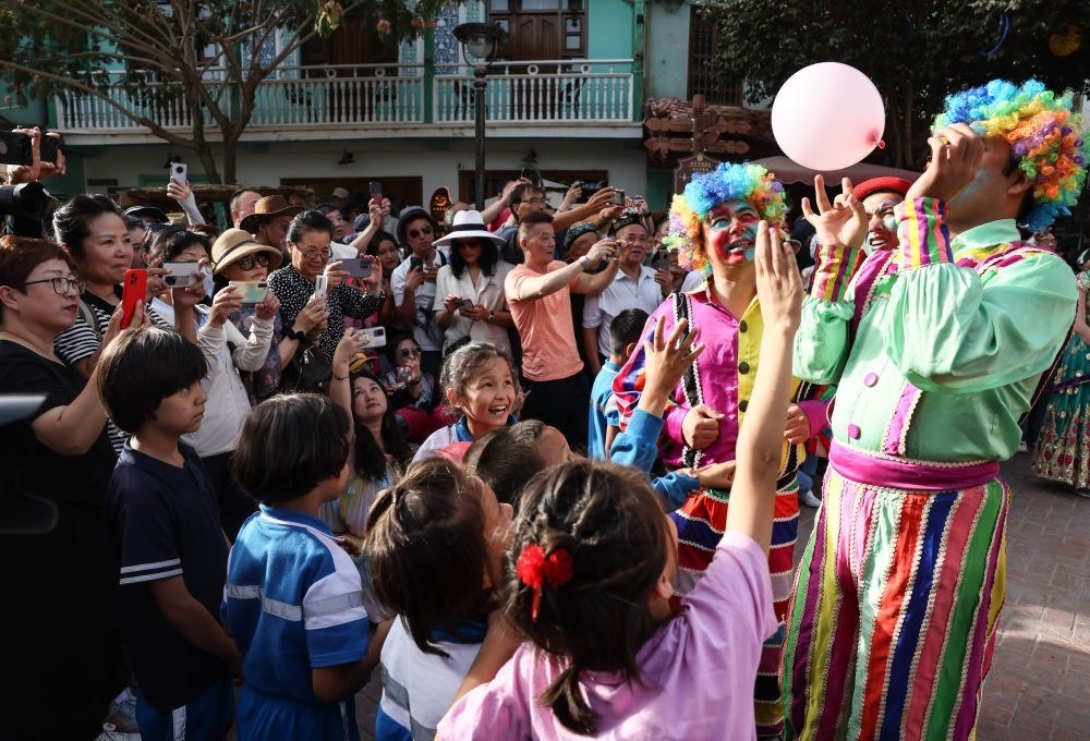 演員與小朋友在新疆喀什古城景區(qū)互動（2023年9月7日攝）。新華社記者 蘭紅光 攝