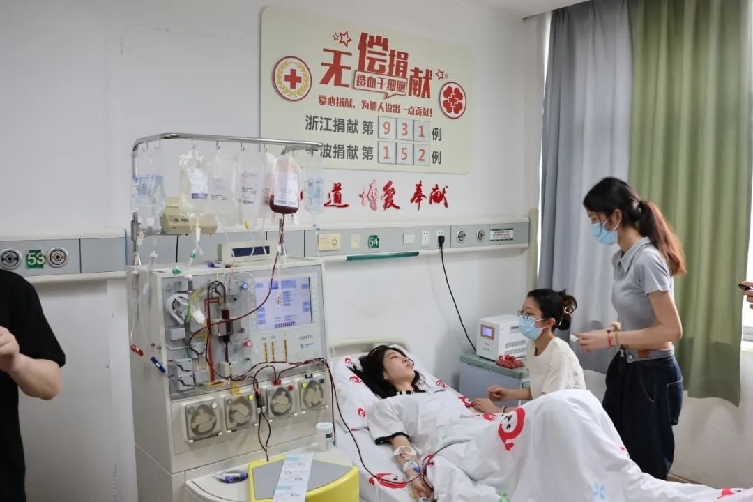 陸冰冰（右三）捐獻(xiàn)185毫升造血干細(xì)胞。受訪者供圖