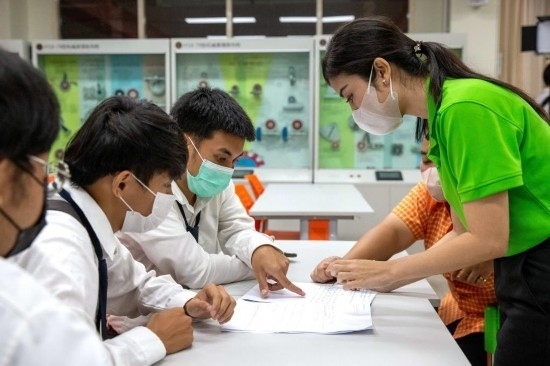 3月14日，在泰國大城府大城技術(shù)學(xué)院魯班工坊，教師（右一）給學(xué)生上課。新華社記者 王騰 攝