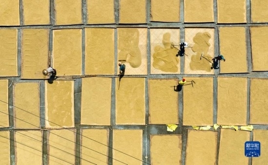 9月16日，在湖南省懷化市通道侗族自治縣萬佛山鎮(zhèn)溪上村，村民在晾曬稻谷（無人機照片）。