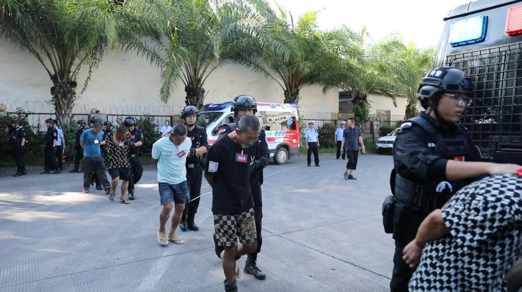 圖為涉詐犯罪嫌疑人移交我方。