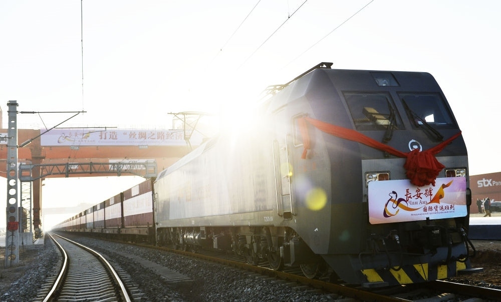 2013年11月28日，首趟由西安發(fā)往哈薩克斯坦阿拉木圖的長(zhǎng)安號(hào)國(guó)際貨運(yùn)列車等待出發(fā)。新華社記者 劉瀟 攝