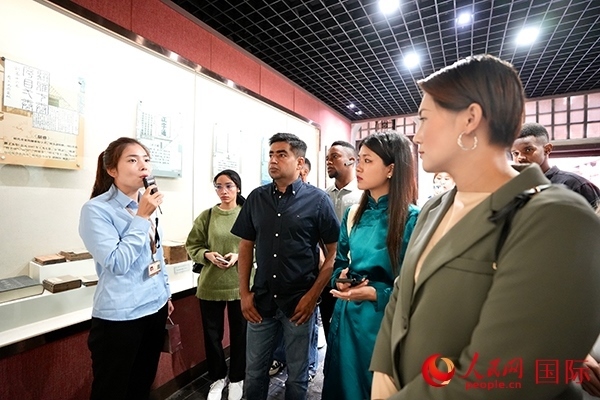 選手們認(rèn)真聆聽導(dǎo)游講解。人民網(wǎng) 盧鵬宇攝