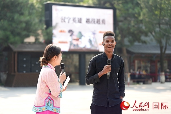 選手王安（乍得）挑戰(zhàn)“漢字英雄·越戰(zhàn)越勇”游戲。人民網(wǎng) 盧鵬宇攝