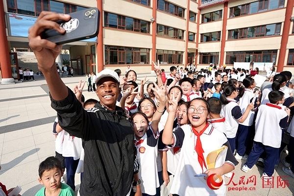 選手和學(xué)生們合影。人民網(wǎng) 盧鵬宇攝