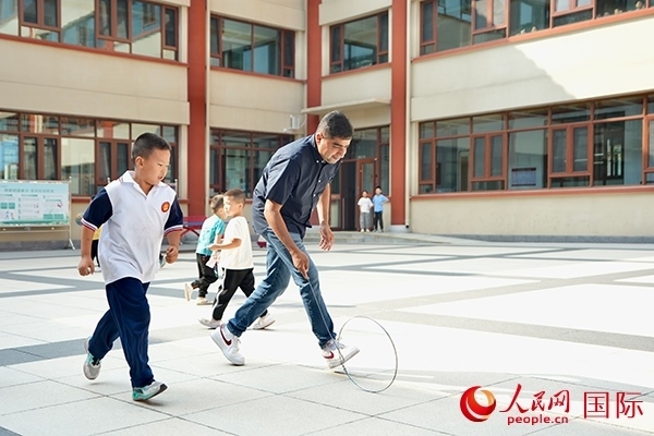 來自巴基斯坦的沙杰在滾鐵環(huán)。人民網(wǎng) 盧鵬宇攝