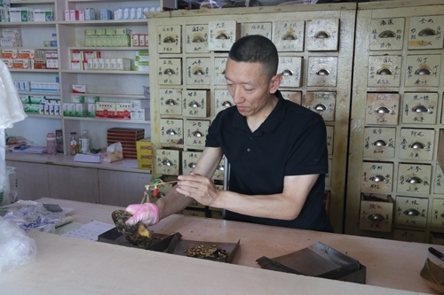 馬啟紅為病患精心配藥。受訪者供圖