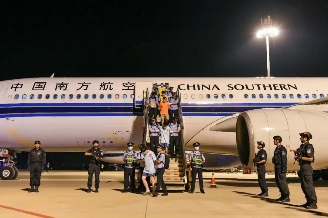 153名實(shí)施跨境裸聊敲詐的犯罪嫌疑人從印度尼西亞被押解回國。公安部供圖