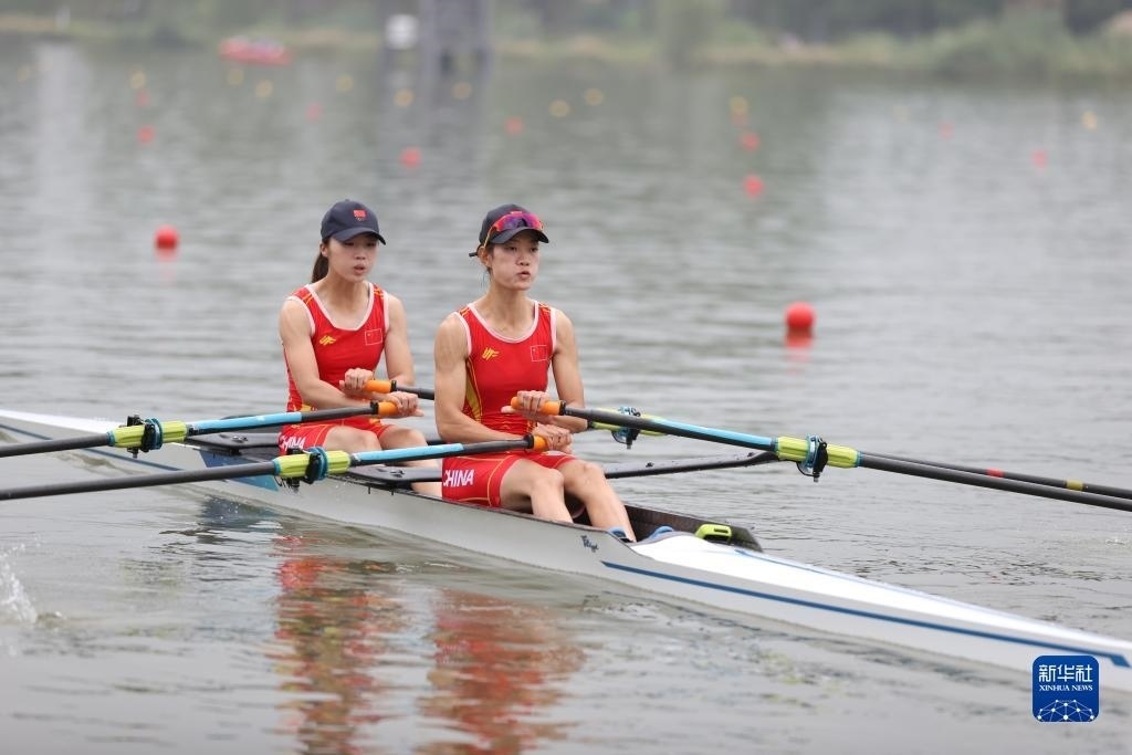 9月24日，鄒佳琪（左）/邱秀萍在決賽中。新華社記者 賈浩成 攝