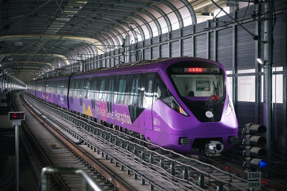 從杭州火車西站出發(fā)，地鐵19號(hào)線貫穿杭州火車東站、杭州蕭山機(jī)場(chǎng)，“亞運(yùn)號(hào)”地鐵專列運(yùn)行在這條線路上。