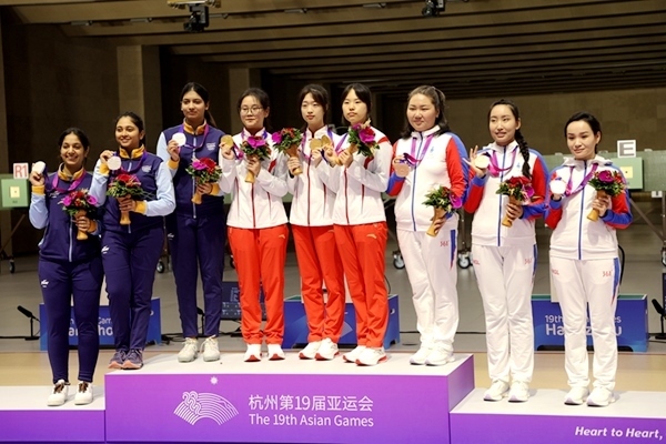 9月24日，杭州亞運(yùn)會(huì)射擊女子10米氣步槍團(tuán)體賽頒獎(jiǎng)儀式。人民網(wǎng)記者 胡雪蓉?cái)z