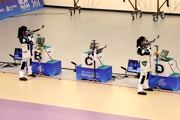 黃雨婷(左)、韓佳予在女子10米氣步槍個(gè)人賽比賽中。人民網(wǎng)記者 胡雪蓉?cái)z