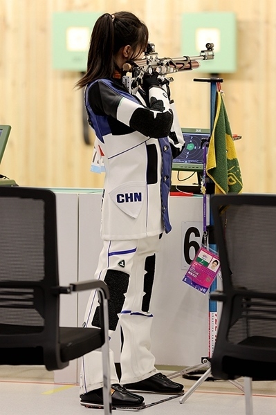 9月24日，黃雨婷在女子10米氣步槍團(tuán)體賽比賽中。人民網(wǎng)記者 胡雪蓉?cái)z