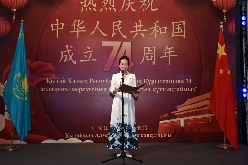 圖為蔣薇總領(lǐng)事致辭。駐阿拉木圖總領(lǐng)館供圖