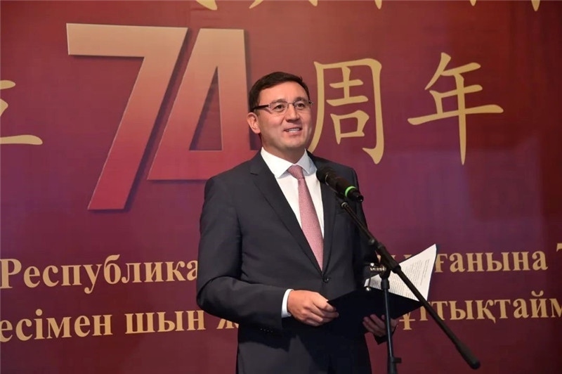 圖為哈外交部駐阿市代表布列格諾夫致辭。駐阿拉木圖總領(lǐng)館供圖